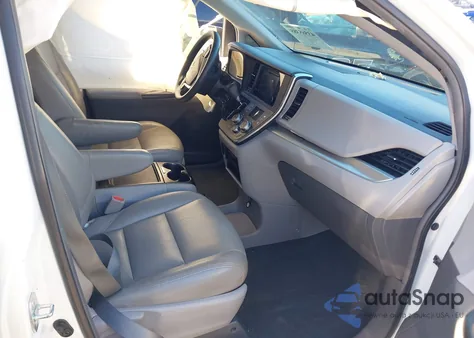 2015 Toyota Sienna Le 8 Passenger z USA, uszkodzony, nr VIN 5TDKK3DC4FS669144